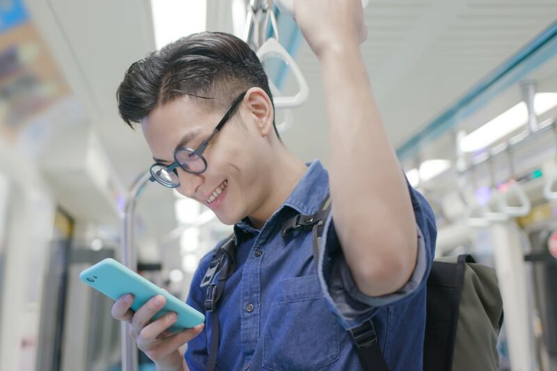 Utiliser son smartphone dans le métro