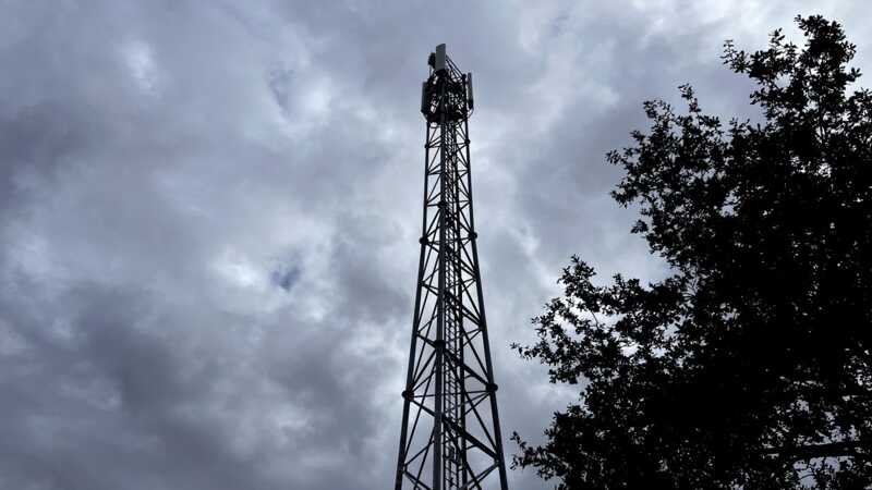 Une antenne de téléphonie mobile dans la tempête