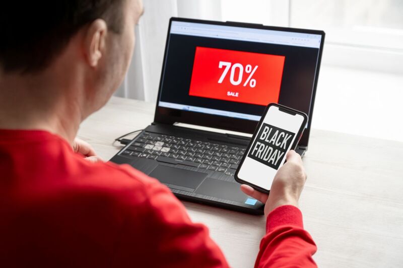 personne utilisant smartphone et pc en même temps