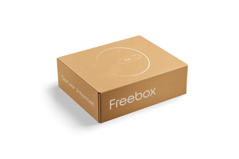 Un carton sur lequel on peut y voir l'inscription Freebox