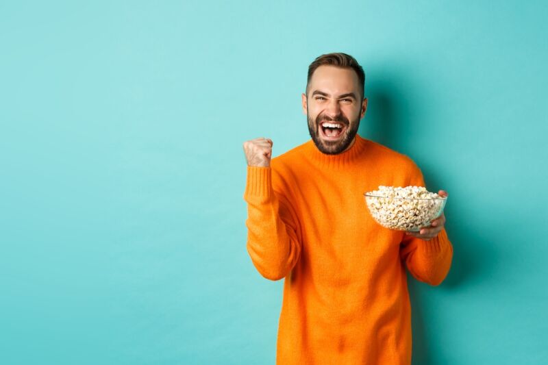 homme content de ses soirées grâce à Connect TV