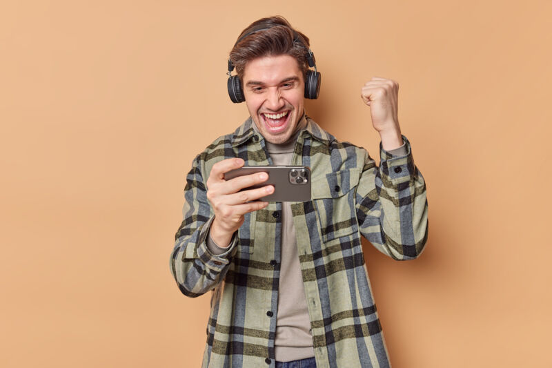 homme content de son forfait YouPrice