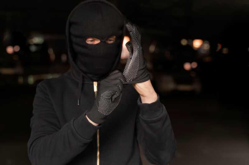 Voleur se prépare à effectuer un cambriolage