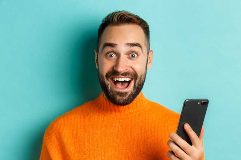 homme sourit grâce à son VPN Cyberghost