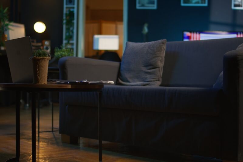 Un salon vide protégé par une alarme de télésurveillance