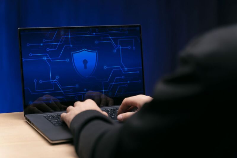 Hacker en train de pirater un ordinateur
