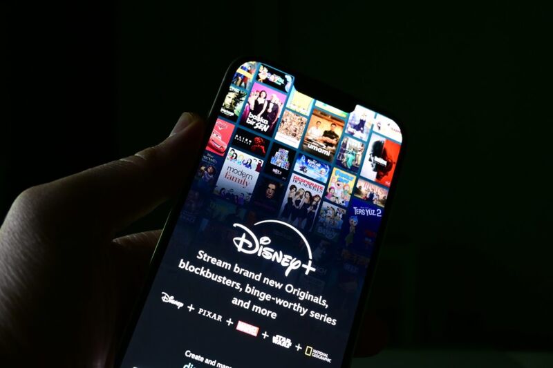 Disney+ est à 1,99€/mois chez SFR.