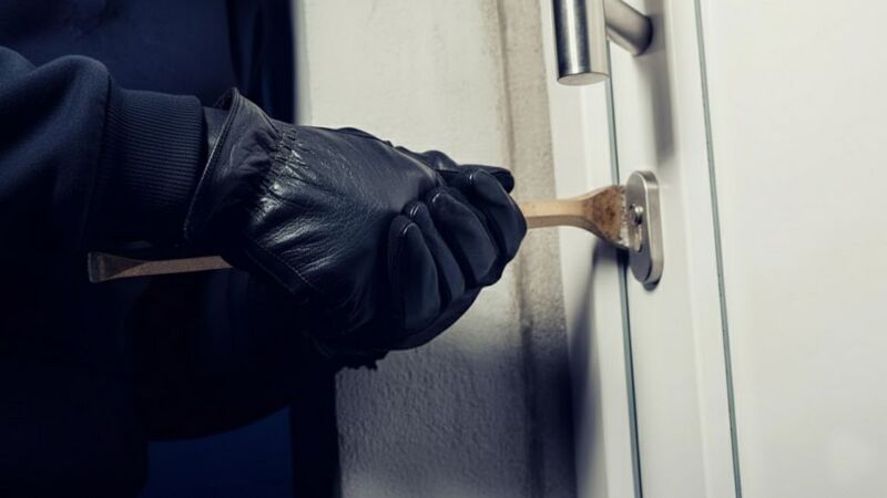 effraction par la porte du logement