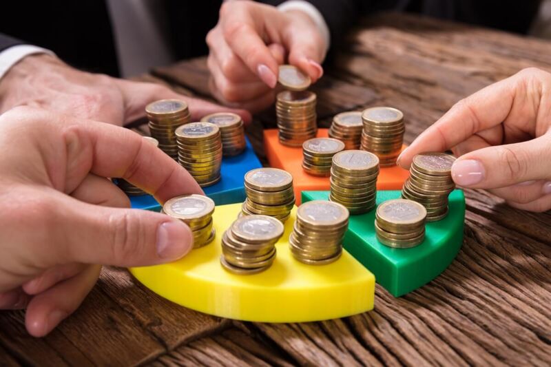 Quatre mains enchérissent sur quatre parts d'un cercle