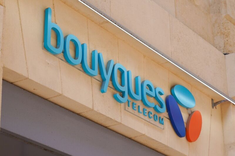 Enseigne d'un magasin Bouygues Telecom