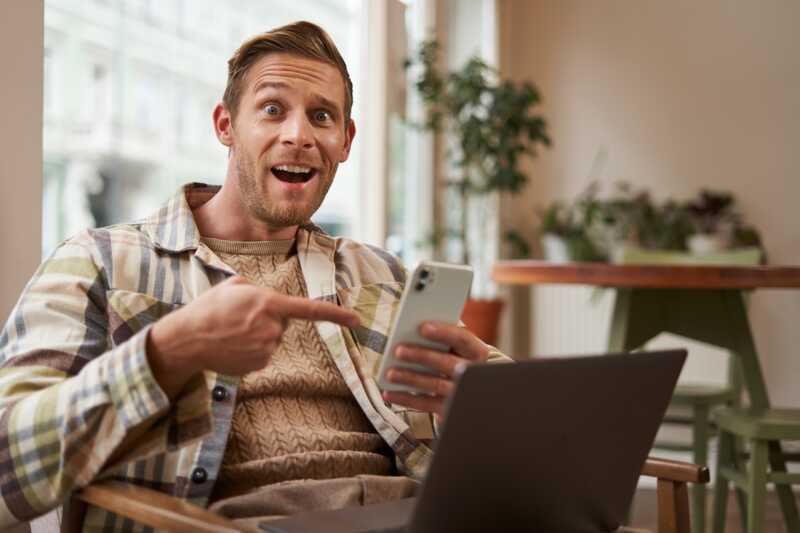 Homme contente d'utiliser nordvpn à petit prix