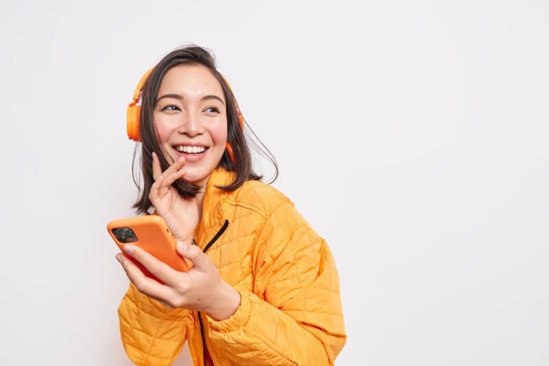 femme-smartphone-orange