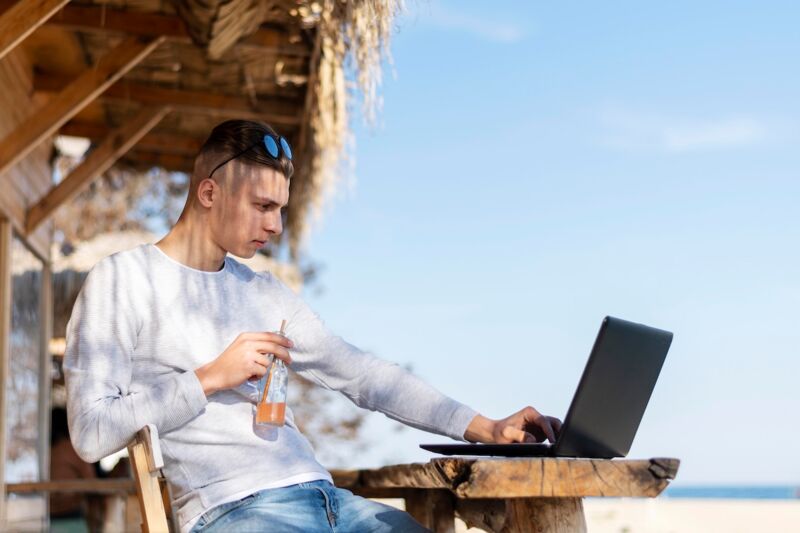 utilise son ordinateur en vacances grâce à un VPN