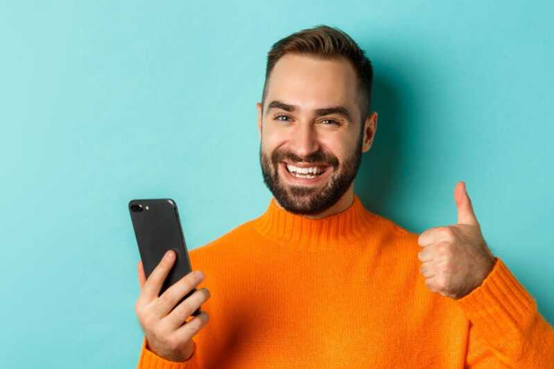 homme content de son smartphone