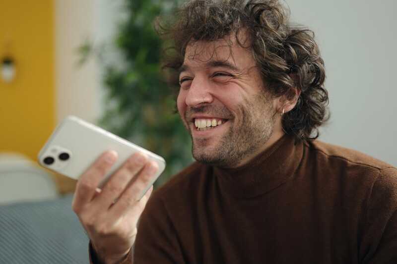 homme content de son téléphone