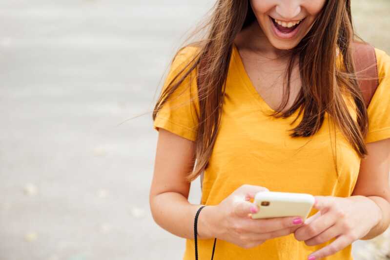 femme contente de son forfait mobile Sosh pas cher