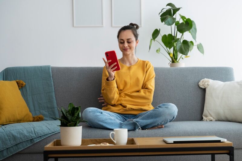 femme rassurée par son système de télésurveillance Orange