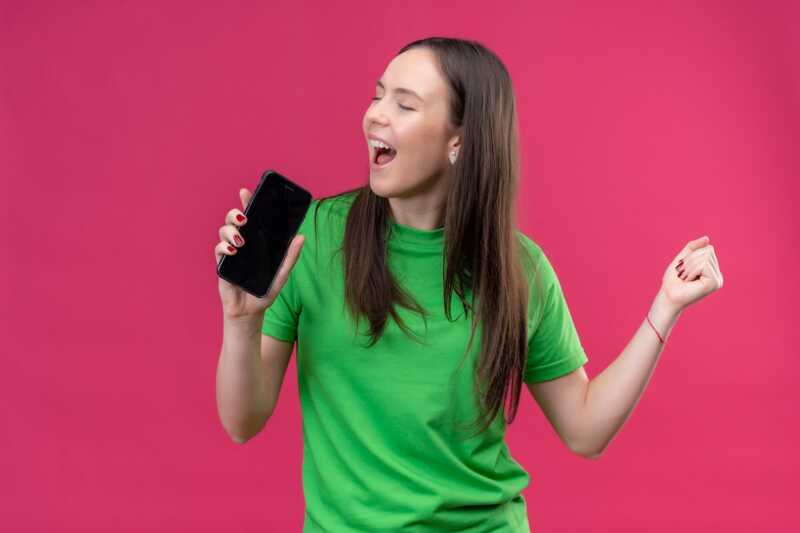 Fille contente d'utiliser Syma Mobile pour son smartphone