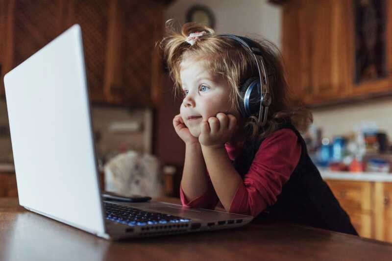 enfant utilise ordinateur en toute sécurité grâce à surfshark