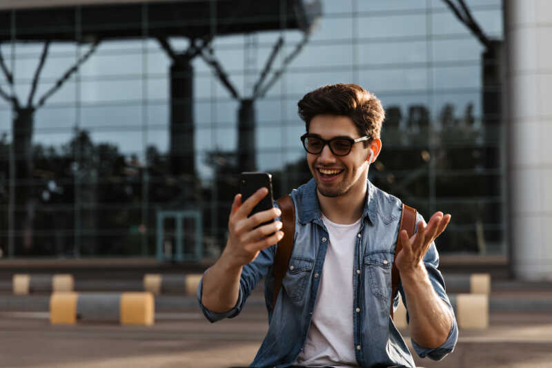 personne contente téléphone