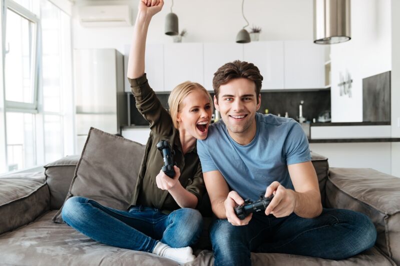 Couple joue console grâce à Cyberghost