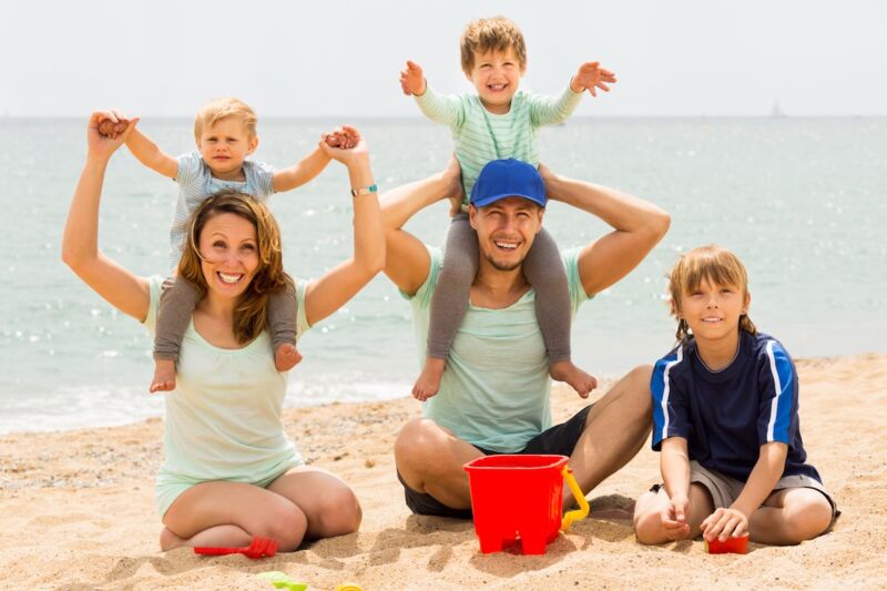 femme profite des vacances grâce à une alarme