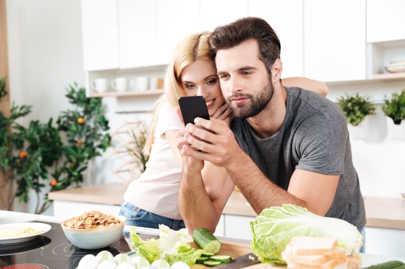 couple regarde son alarme de surveillance ring