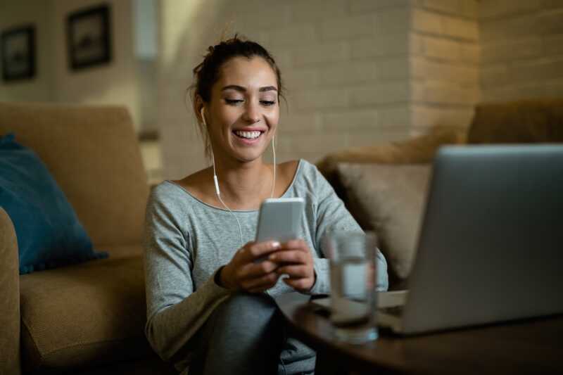 femme utilise smartphone et ordinateur