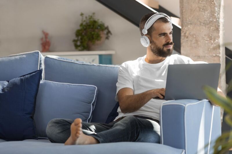 Un homme qui porte un casque