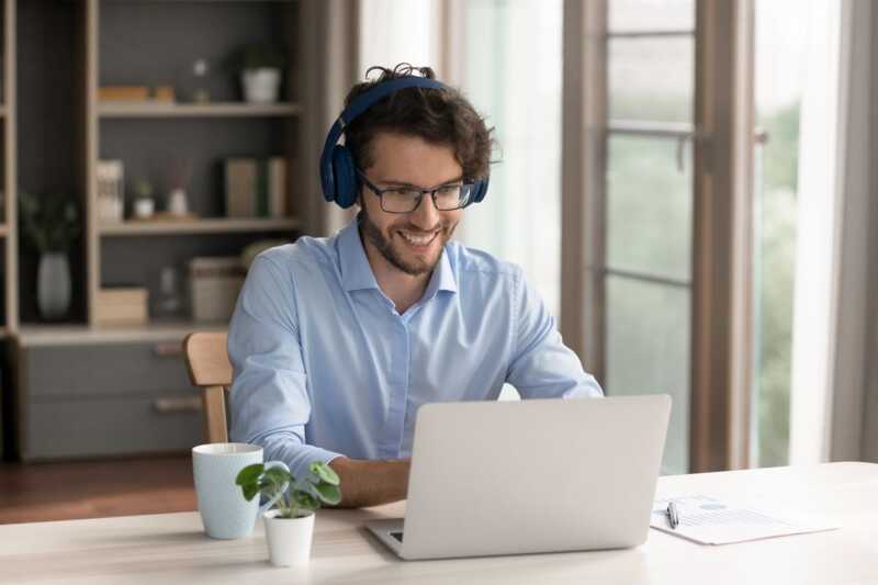 Un homme profite d'une bonne connexion Wi-Fi sur son ordinateur portable