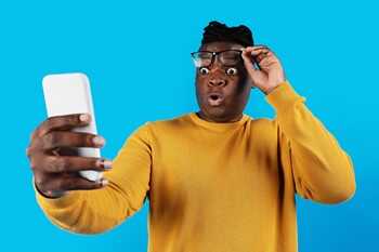 Homme surpris par cette astuce mobile
