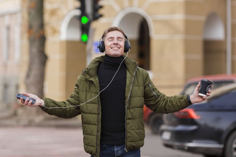 Homme content de changer de forfait