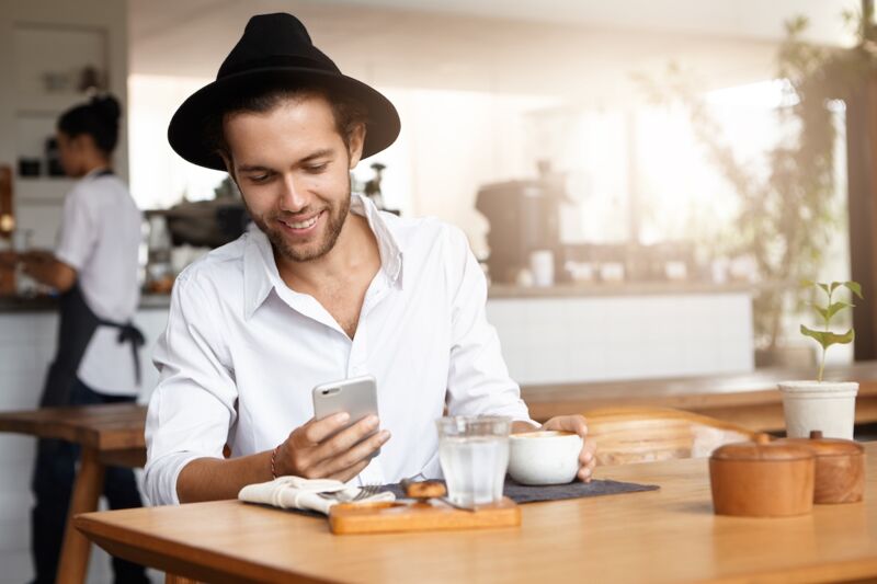 homme en vacances avec ExpressVPN
