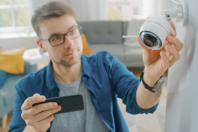 Auto installation d'une caméra de surveillance intérieure dans un salon