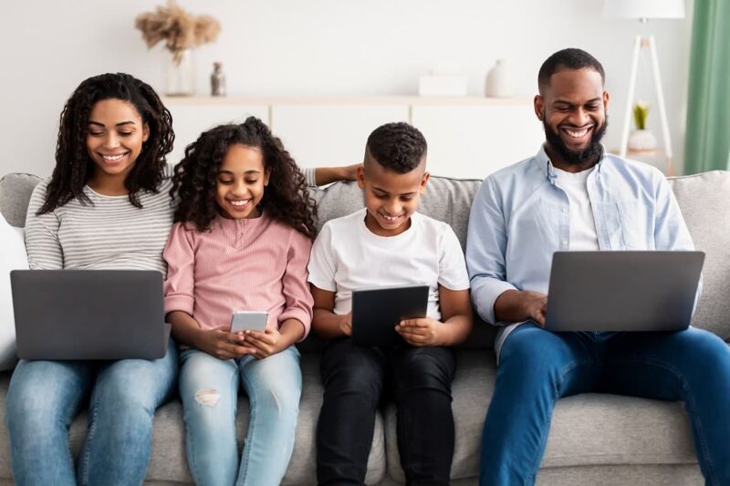 C'est la box la plus complète que tout le monde s'arrache, la Freebox Ultra est une référence.