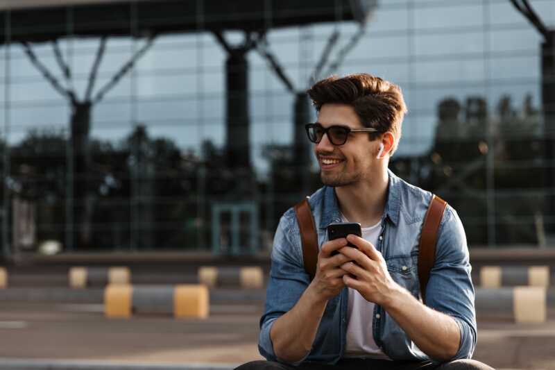 homme content d'utiliser expressvpn