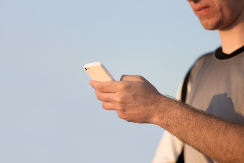 Téléphone portable et cancer : l’Anses confirme l’absence de lien avéré, tout en appelant à la prudence.