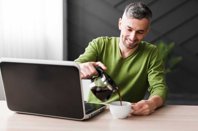 Un homme utilise un VPN en buvant du café