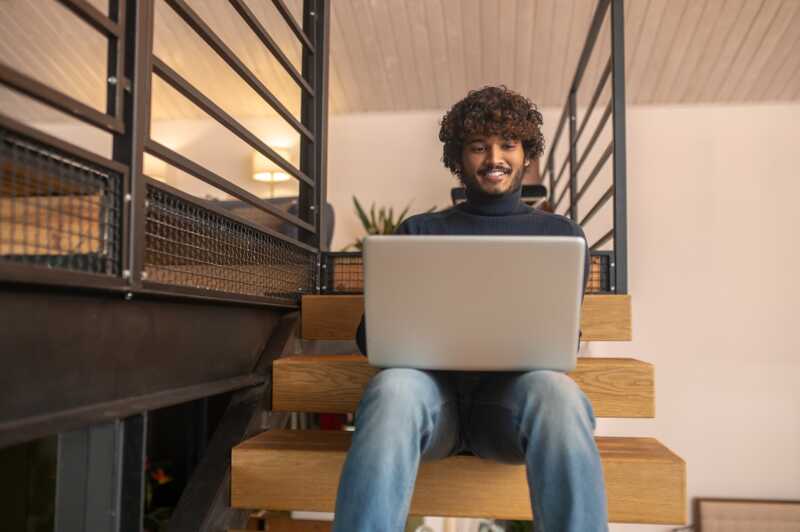 étudiant utilise la boite Sosh pour son logement
