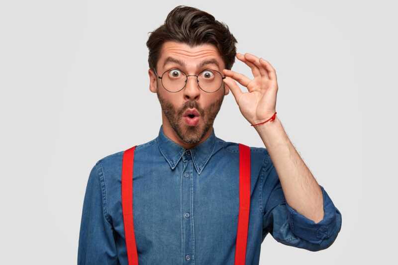 Homme surpris par les nouvelles offres ExpressVPN