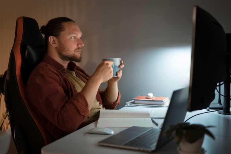 homme suit l'actualité grâce à un VPN