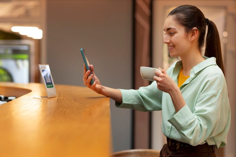 femme utilise smartphone à la réception d'un hotel