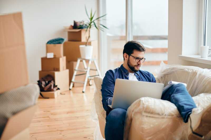 Homme emménage dans son nouvel appart avec box internet