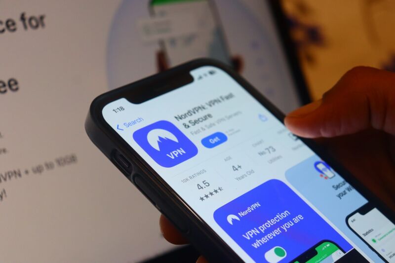 Un internaute télécharge l'application NordVPN sur son smartphone