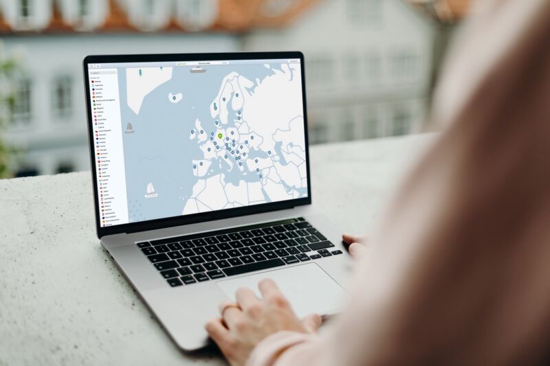 ordinateur affichant NordVPN