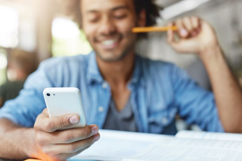 homme utilise un smartphone avec forfait lebara