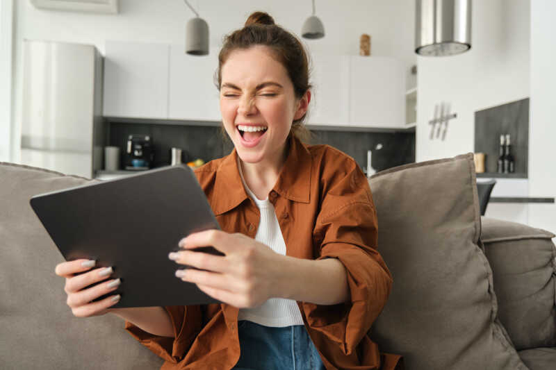 femme heureuse avec sa tablette Samsung