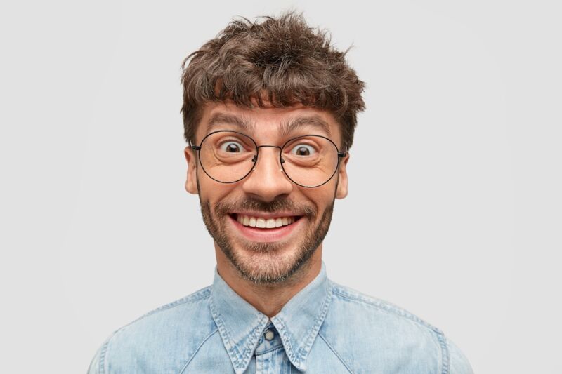homme content de profiter de NordVPN moins cher