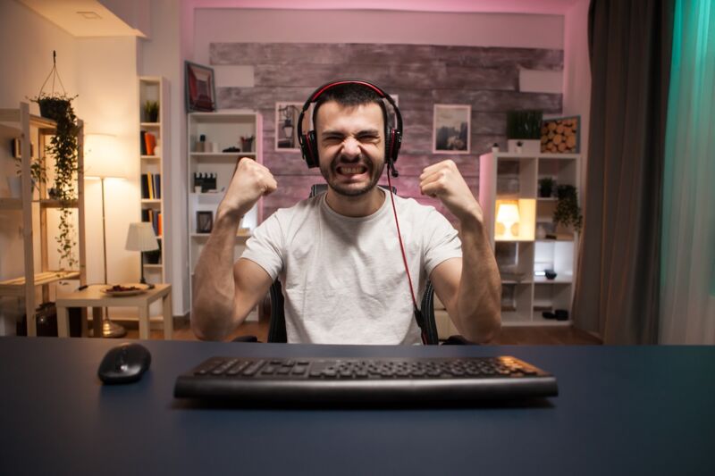 gamer qui découvre l'option split tunneling