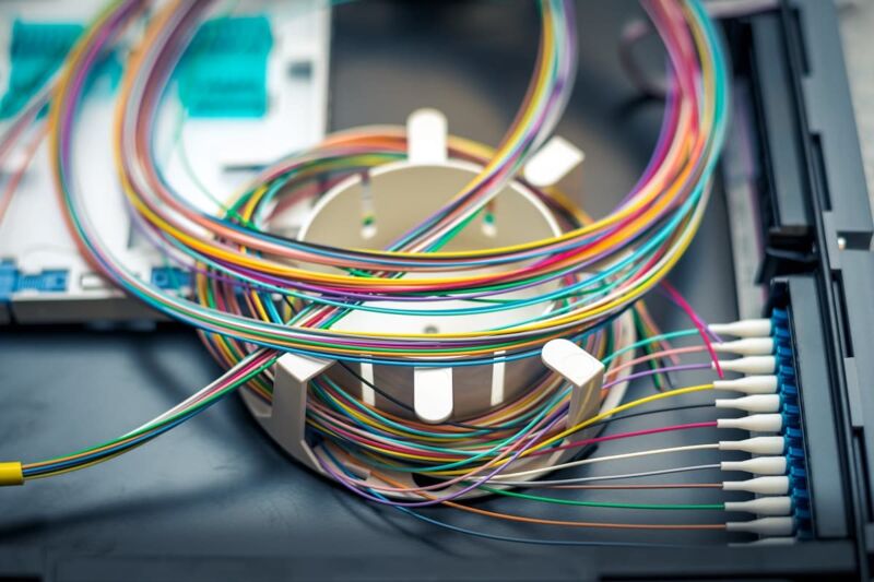 Le Gouvernement promet une aide au raccordement à la fibre.